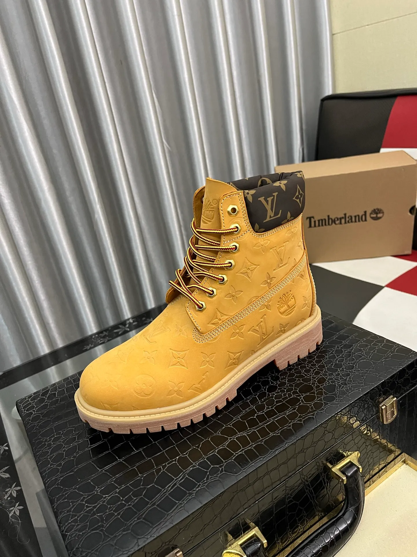 Ex-factory price: 458⌚️⌚️LV x Timberland Timberland joint model Presbyopia Embossed Rhubarb Boots Ankle Boots Short Boots LV x Timberland ankle boots are made of Monogram embossed waterproof nubuck cow leather, relying on the brand's exquisite craftsmanship to carefully reshape the classic Timberland 6-inch boot shape in Italy, with an eye-catching American workwear style. Created by Pharrell Williams 2025 autumn and winter menswear show. Monogram embossed tongue, original Timberland laces and outsole are exquisite details, and the leather label expresses the cooperation logo. Exquisite packaging at the delivery counter🛍📦 ▪️Material: Original customized imported first-layer cowhide ▪️Inner lining: Original customized leather lining/mesh lining ▪️Outsole: Original molded rubber material ▪️Sole thickness: 3.5CM ▪️Size: 38-44